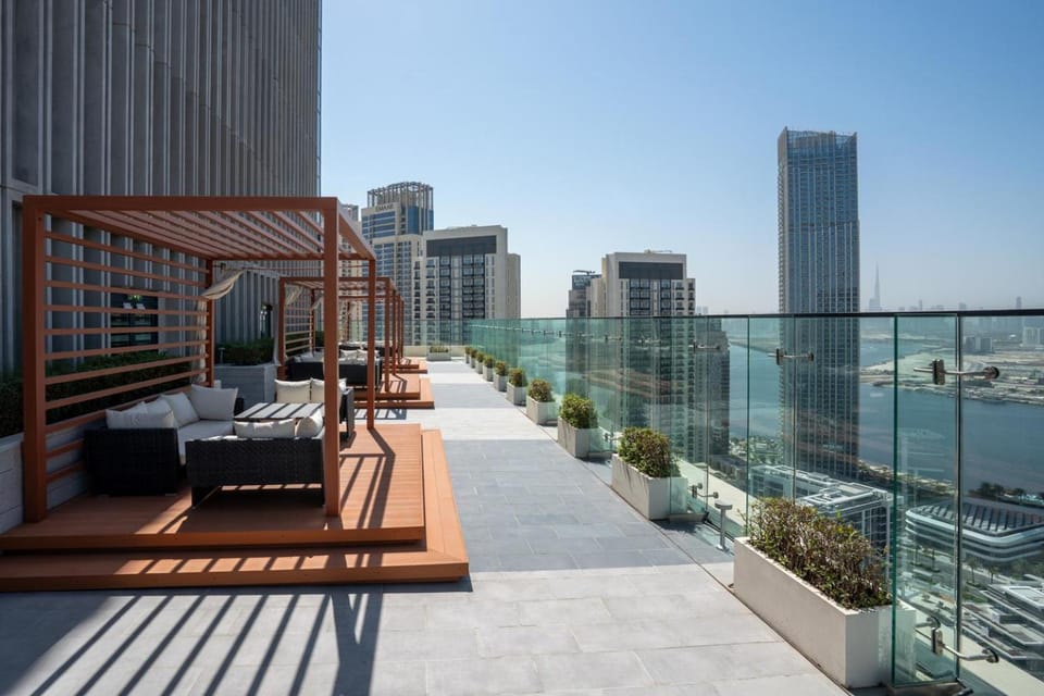 Property building, Patio, Balcony/Terrace, Seating area, City view