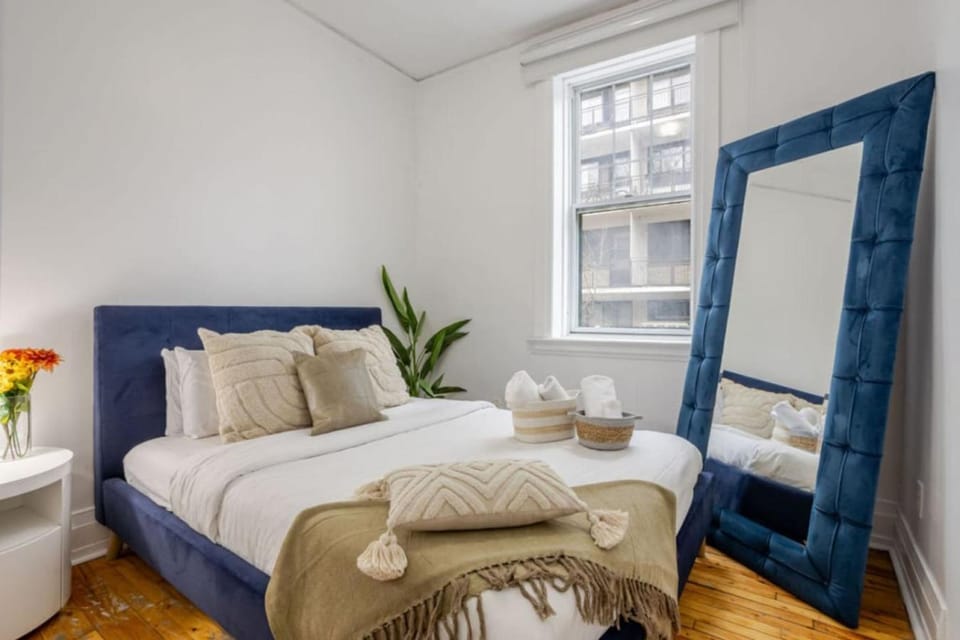 Chic 4BR Haven Sunlit in Downtown MTL Apartment in Montreal