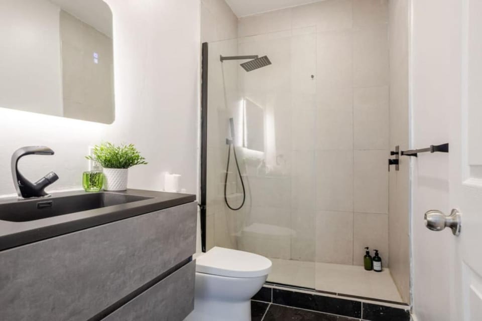 Chic 4BR Haven Sunlit in Downtown MTL Apartment in Montreal