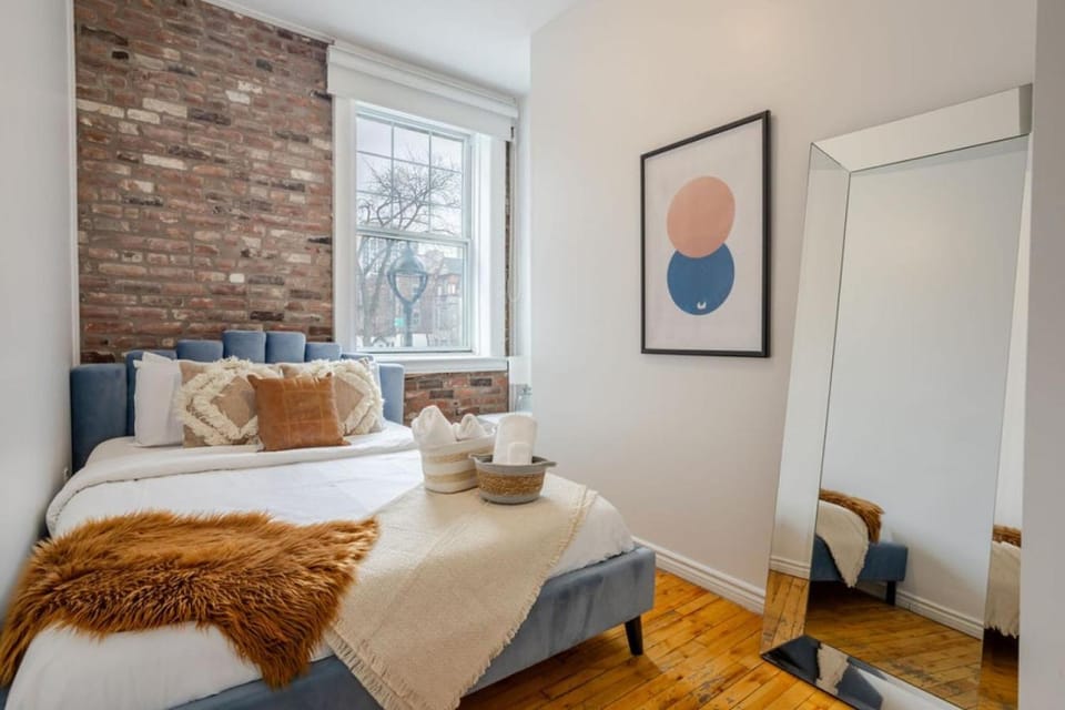 Chic 4BR Haven Sunlit in Downtown MTL Apartment in Montreal