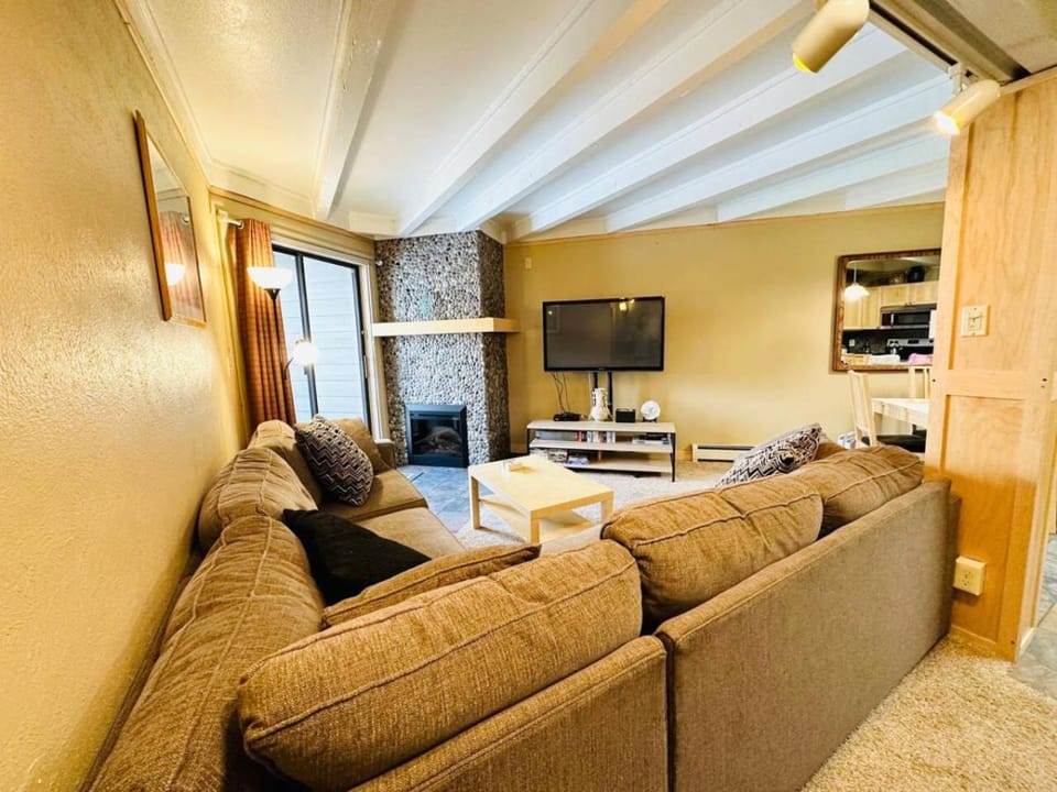 Communal lounge/ TV room, TV and multimedia, Living room, Seating area