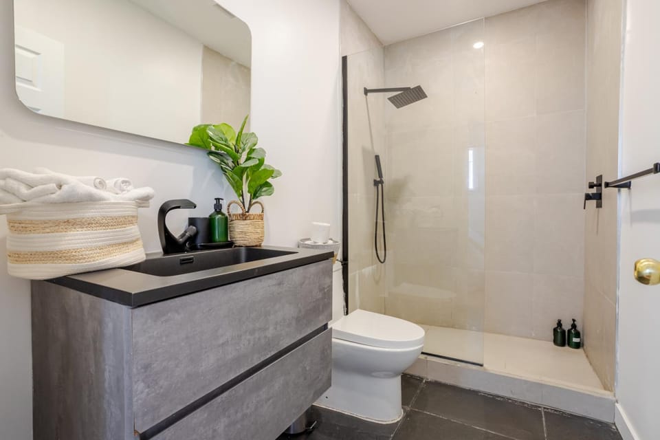 Shower, Toilet, Bathroom, towels