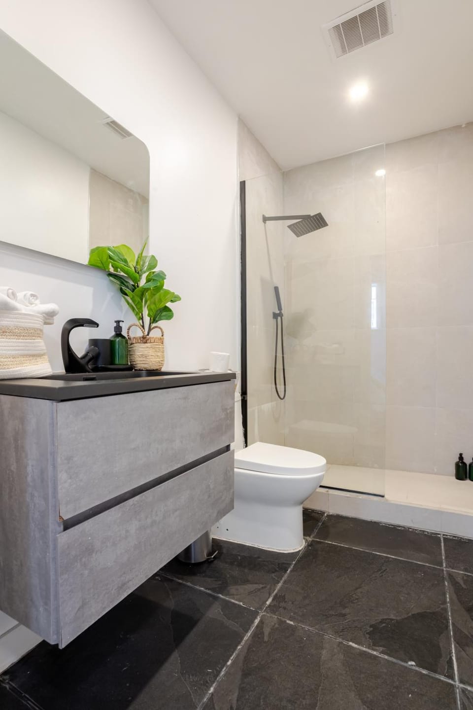 Shower, Toilet, Bathroom, towels