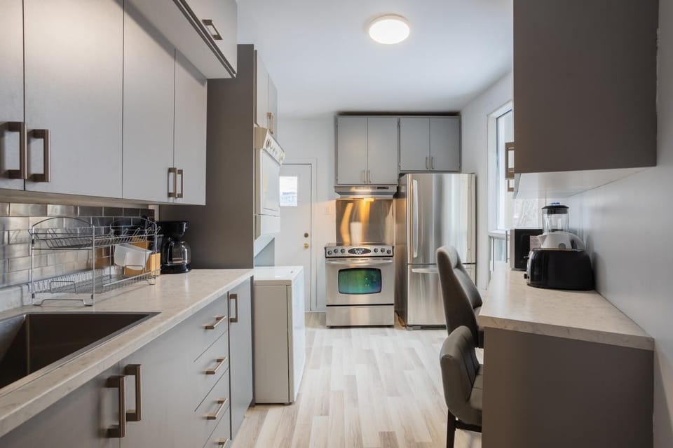 Coffee/tea facilities, Kitchen or kitchenette, microwave, oven, stove, toaster, washing machine, dryer