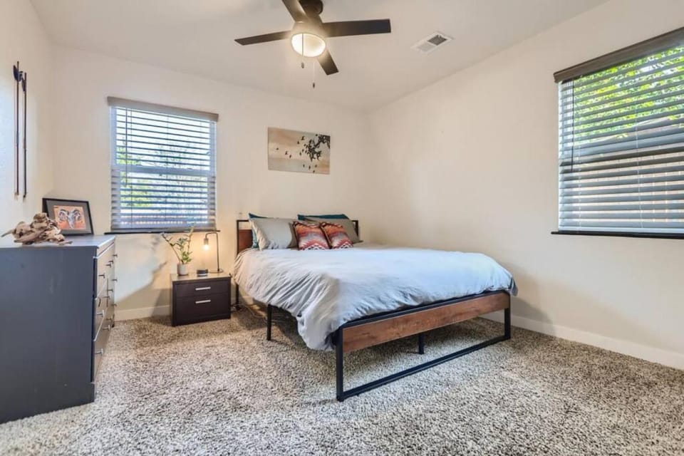 Bed, Bedroom, hair dresser