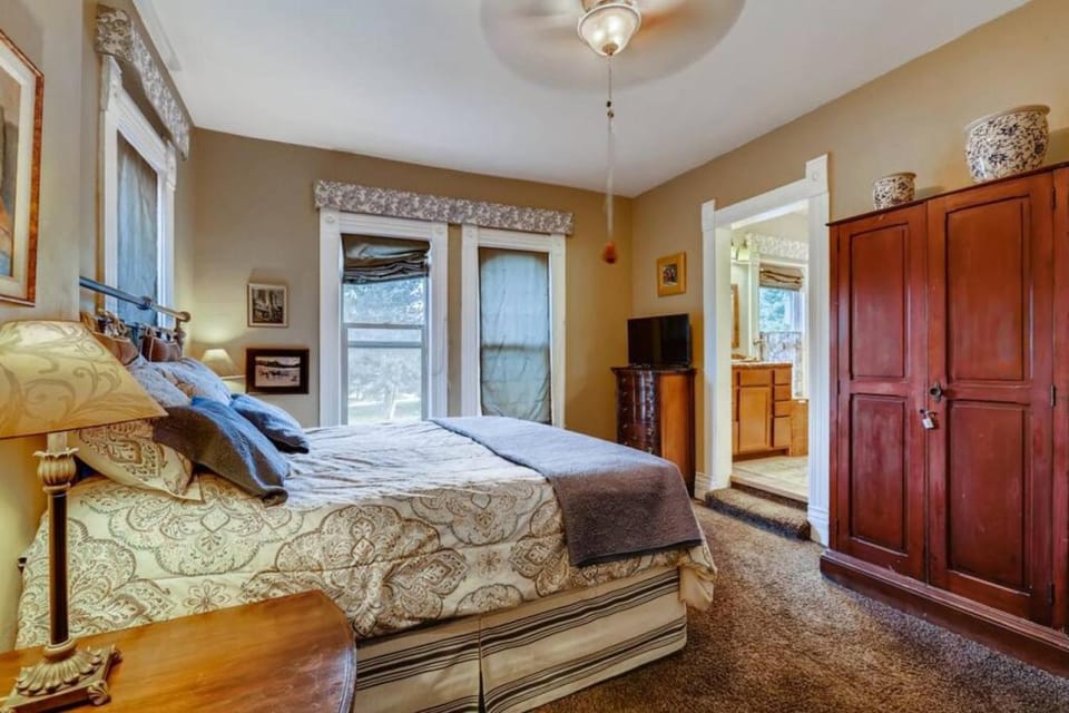 Bed, TV and multimedia, Photo of the whole room, Bedroom, wardrobe