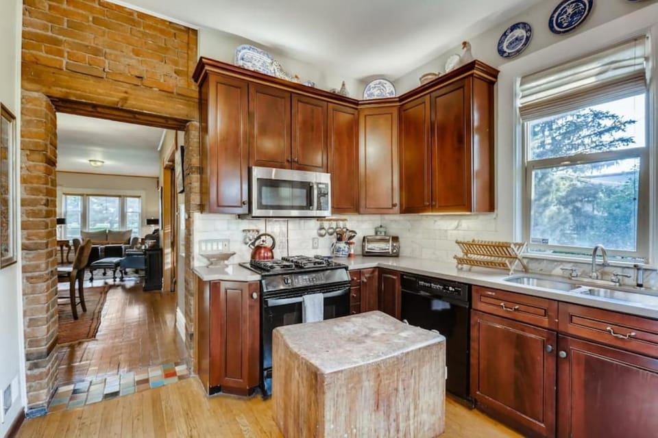 Kitchen or kitchenette, Dining area, dishwasher, oven, stove, toaster