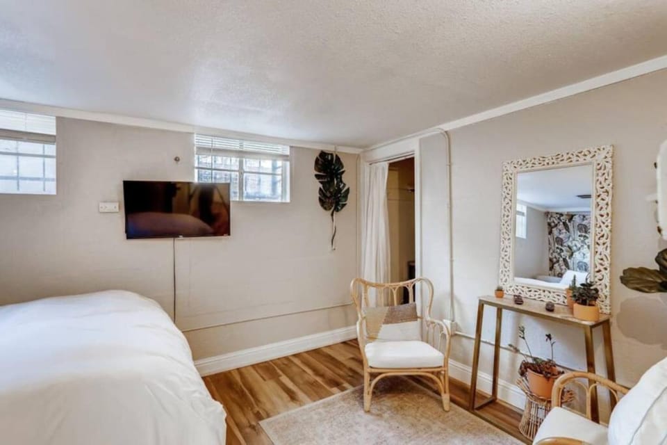 Bed, TV and multimedia, Seating area, Bedroom