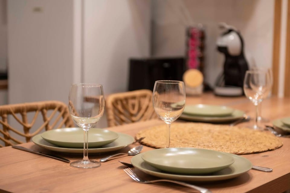 Living room, Food and drinks, Seating area, Dining area