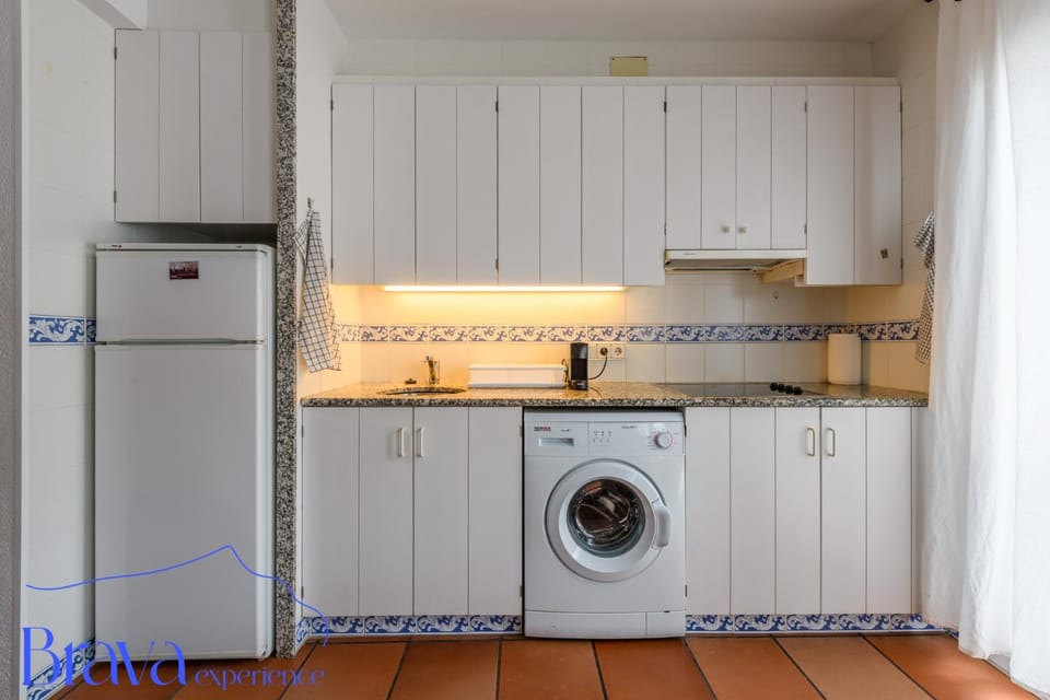 Coffee/tea facilities, storage, stove, washing machine, kitchen