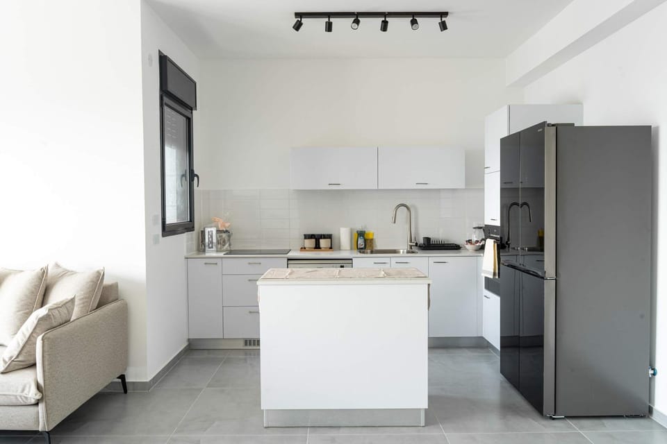 Kitchen or kitchenette, minibar