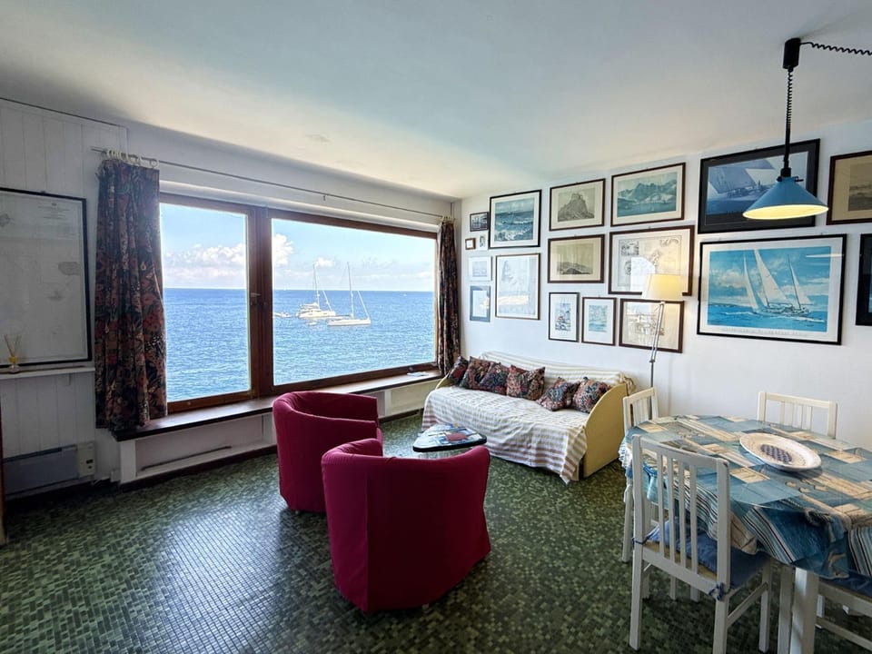 Living room, Dining area, Sea view, Street view, internet