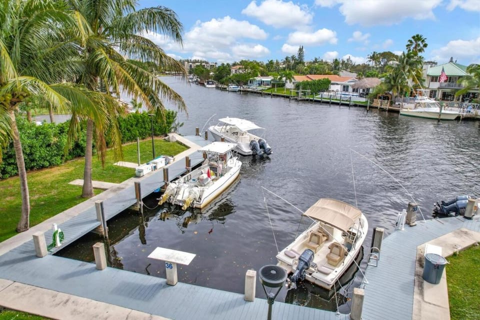 Boca Raton Lakeside Bliss Pool BBQ Parking Apartment in Deerfield Beach