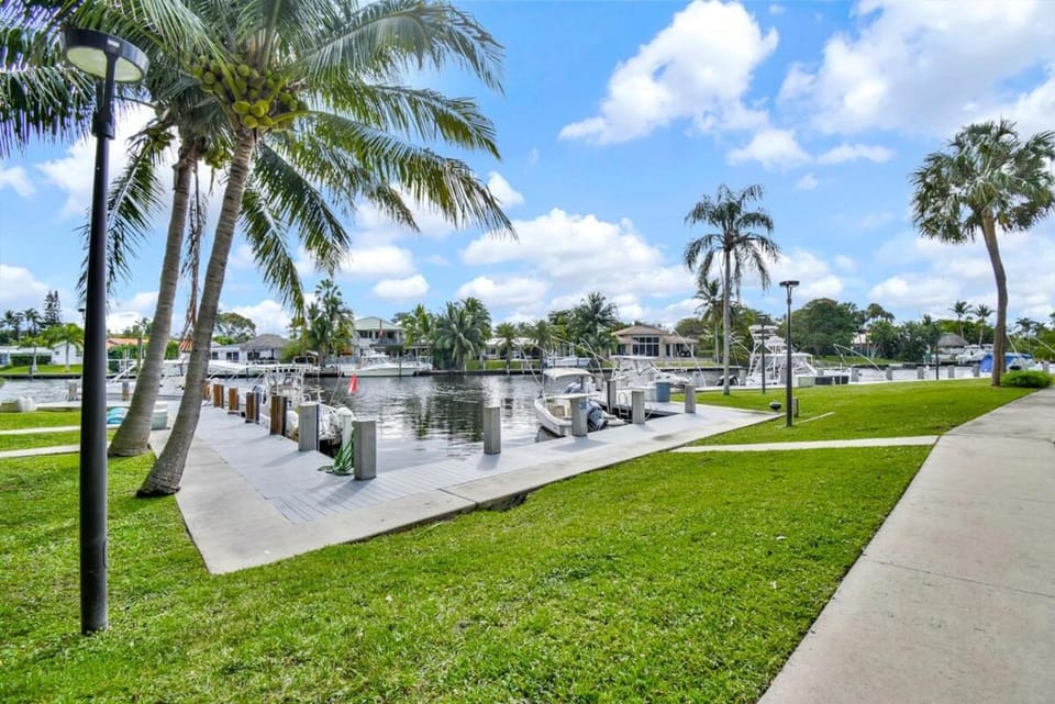 Boca Raton Lakeside Bliss Pool BBQ Parking Apartment in Deerfield Beach