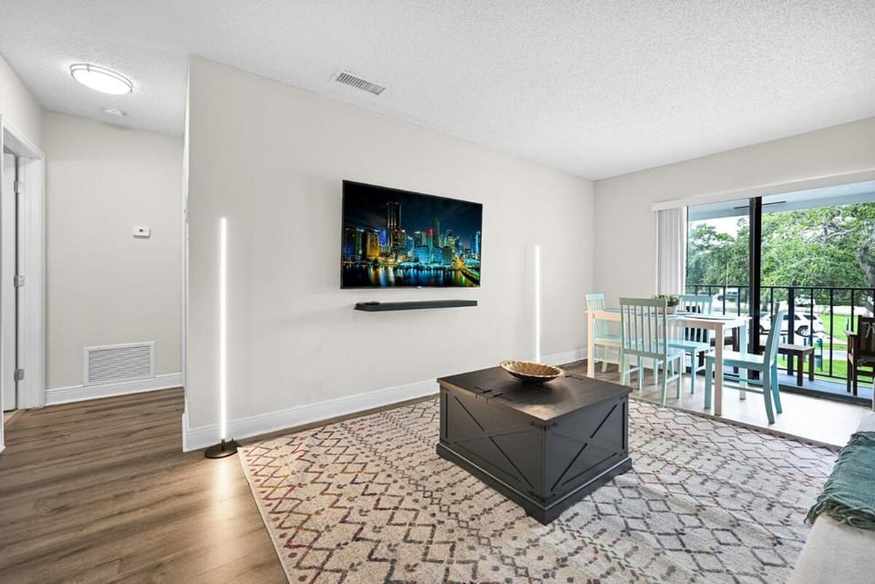 Boca Raton Lakeside Bliss Pool BBQ Parking Apartment in Deerfield Beach