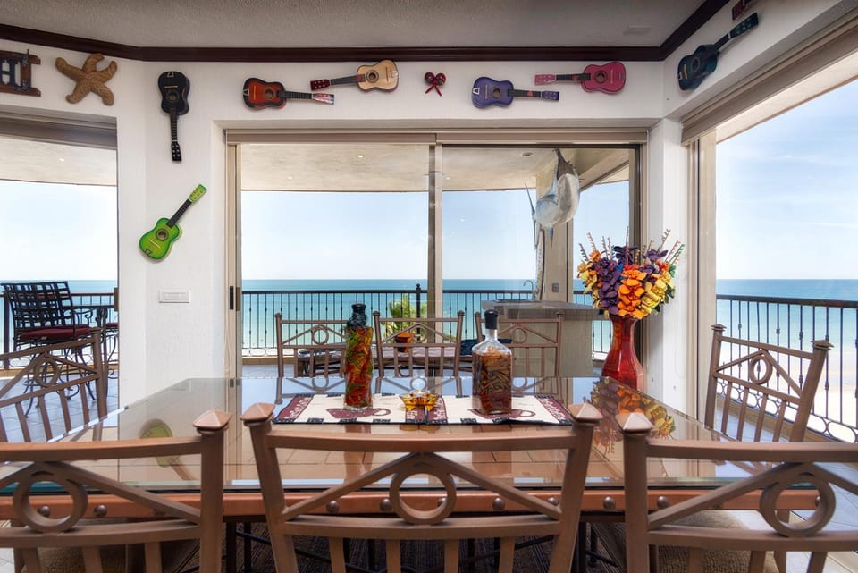 Seating area, Dining area, Sea view