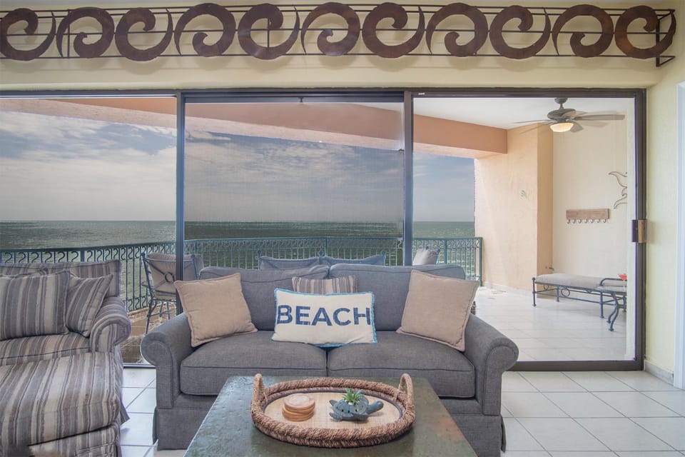 View (from property/room), Balcony/Terrace, Living room, Seating area, Sea view