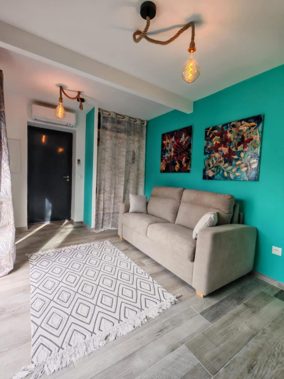 Living room, Photo of the whole room