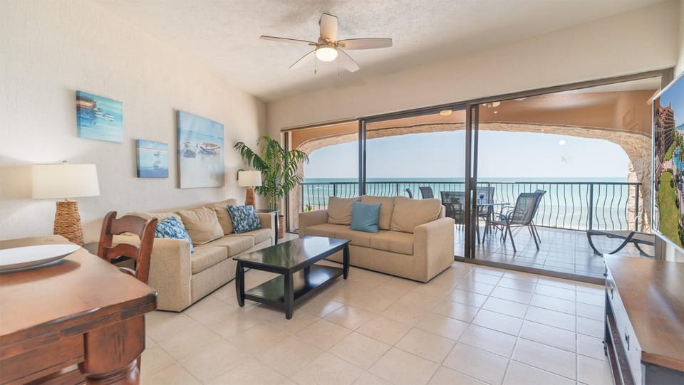 Balcony/Terrace, Living room, Seating area, Dining area, Sea view