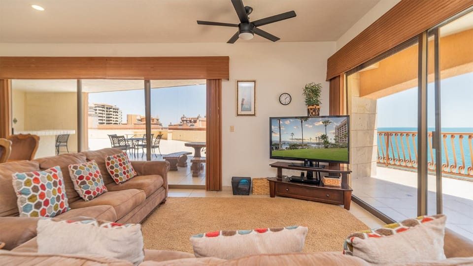 TV and multimedia, Living room, Seating area, Sea view