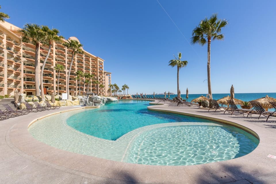 Property building, Day, Swimming pool, sunbed