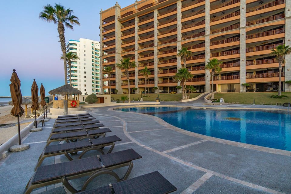 Property building, Day, Swimming pool, Swimming pool, sunbed