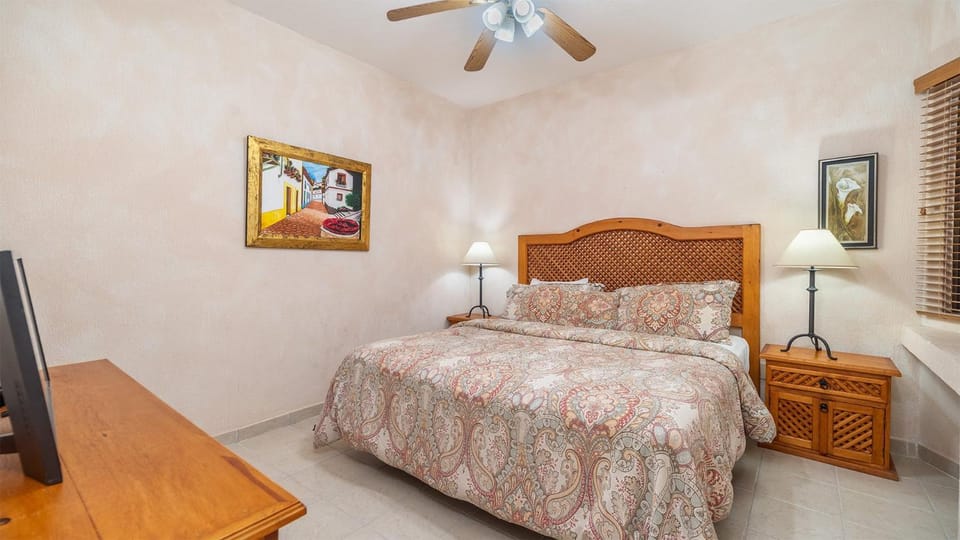 Bed, TV and multimedia, Bedroom