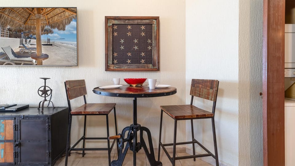 Kitchen or kitchenette, Seating area, Dining area