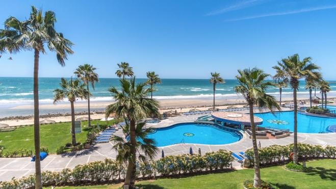 Property building, Day, Beach, Swimming pool, Swimming pool, sunbed