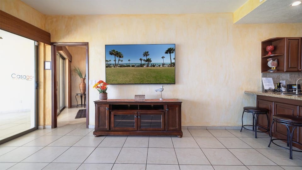 TV and multimedia, Kitchen or kitchenette, Living room, Dining area, oven