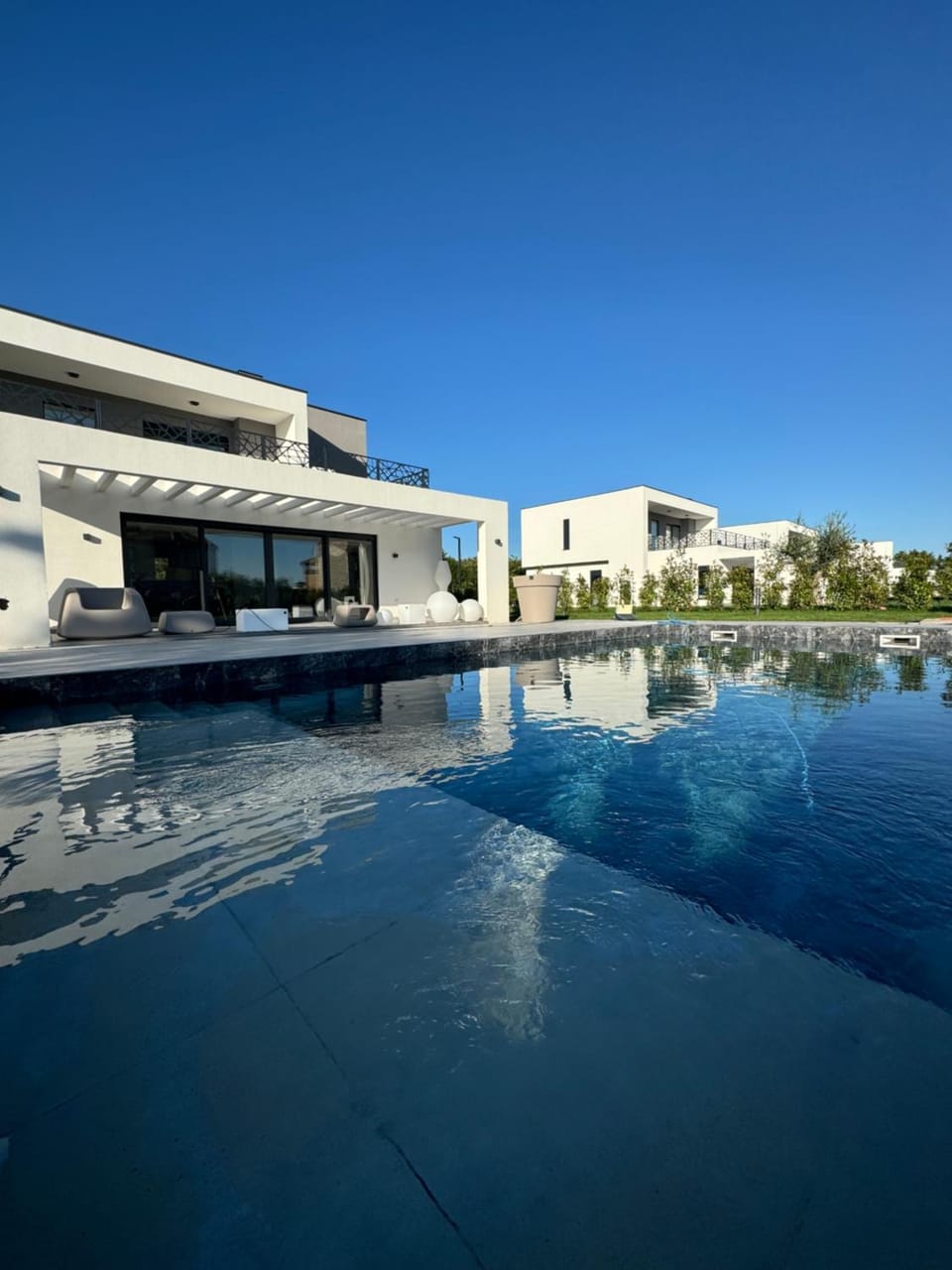 Property building, Day, Swimming pool