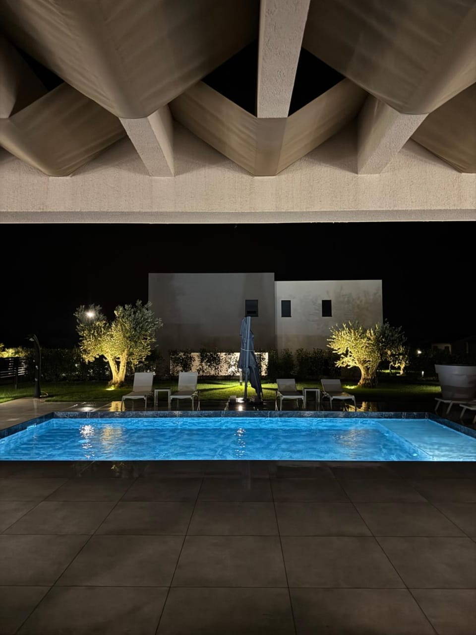 Night, Pool view, Swimming pool, sunbed