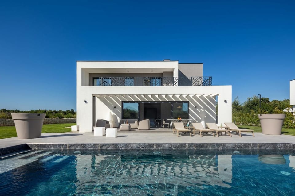 Property building, Day, Pool view, Swimming pool