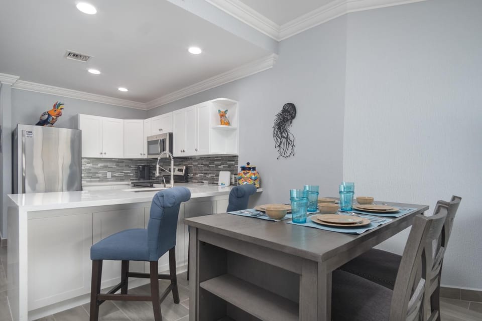 Kitchen or kitchenette, Dining area, oven