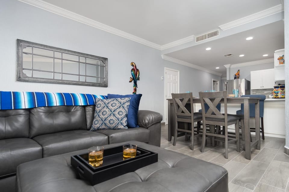 Kitchen or kitchenette, Living room, Seating area, Dining area