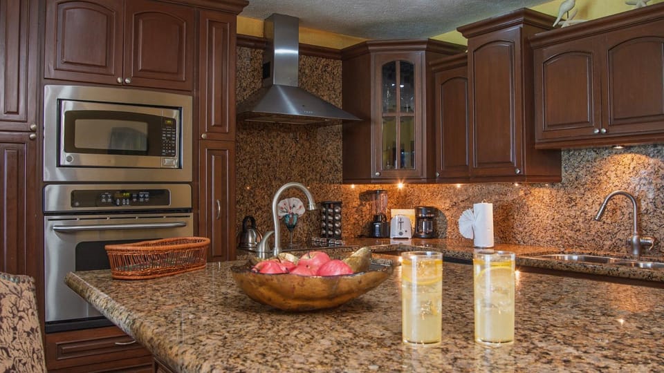 Coffee/tea facilities, Kitchen or kitchenette, dishwasher, stove, toaster