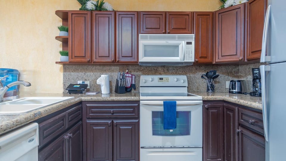 Coffee/tea facilities, Kitchen or kitchenette, dishwasher, oven, stove, kitchen