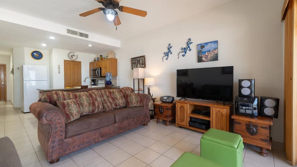 TV and multimedia, Kitchen or kitchenette, Living room, Seating area