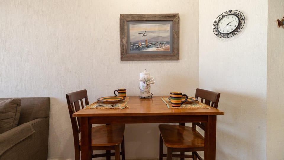 Seating area, Dining area