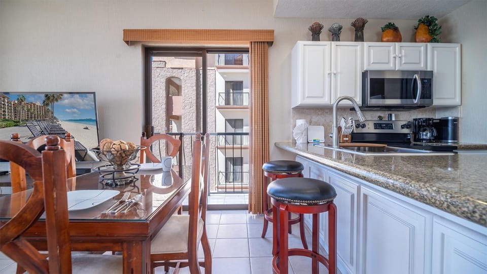 TV and multimedia, Kitchen or kitchenette, Dining area, oven, kitchen