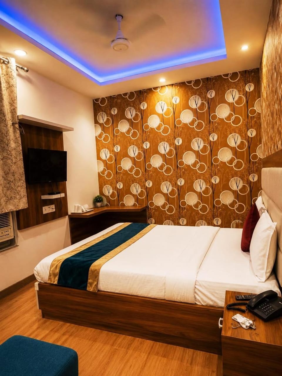 Bed, TV and multimedia, Living room, Photo of the whole room, Seating area, Bedroom