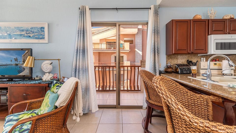 Kitchen or kitchenette, Seating area, Dining area, oven, stove