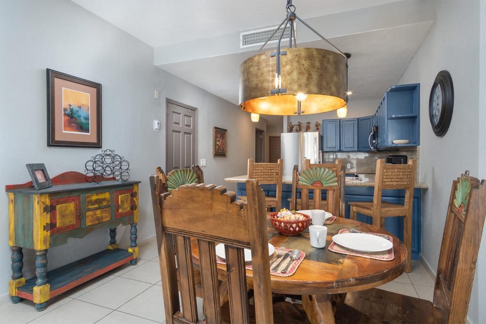 Coffee/tea facilities, Kitchen or kitchenette, Seating area, Dining area