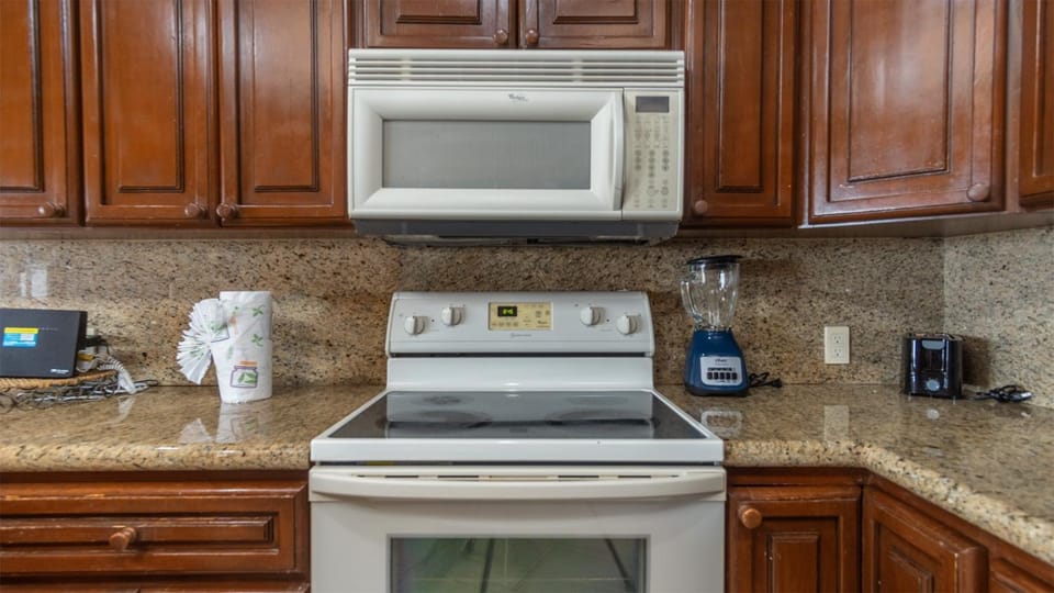 Coffee/tea facilities, Kitchen or kitchenette, dishwasher, oven, stove, toaster, kitchen