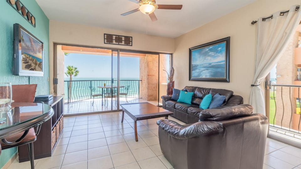 TV and multimedia, Balcony/Terrace, Living room, Seating area, Dining area
