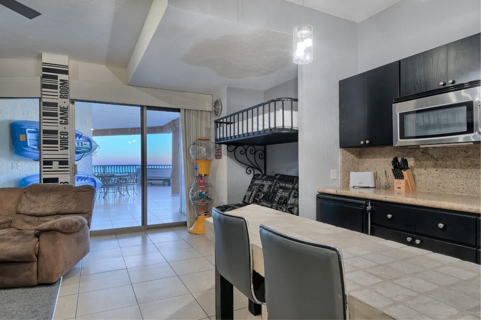 Kitchen or kitchenette, Living room, Seating area, Dining area, oven, stove