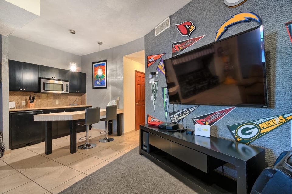TV and multimedia, Kitchen or kitchenette, Living room, Seating area