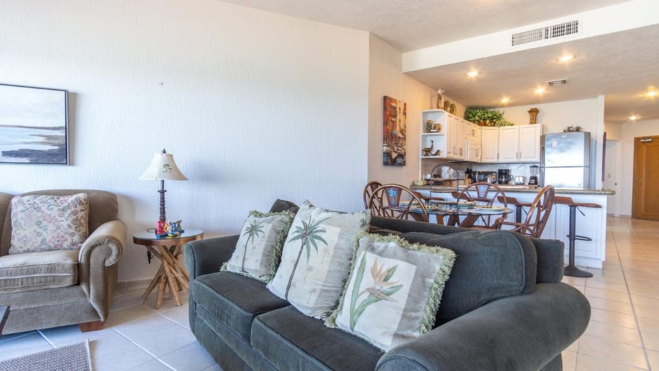 Kitchen or kitchenette, Living room, Seating area, Dining area