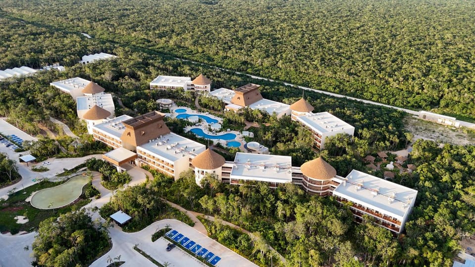 Property building, Day, Neighbourhood, Natural landscape, Bird's eye view, City view, Pool view, Street view, Swimming pool, Location