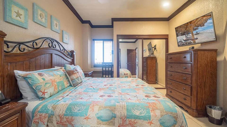 Bed, TV and multimedia, Bedroom